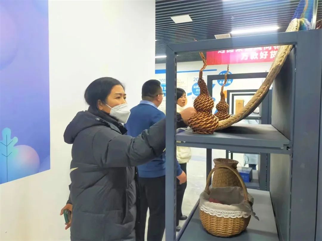 河口區六合街道財政和農村經營管理辦公室副主任李麗紅一行參觀河口電商產業園