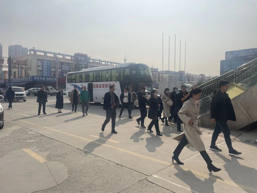 潁泉區非公企業觀摩團到阜陽臨沂商城（易谷）直播基地參觀交流