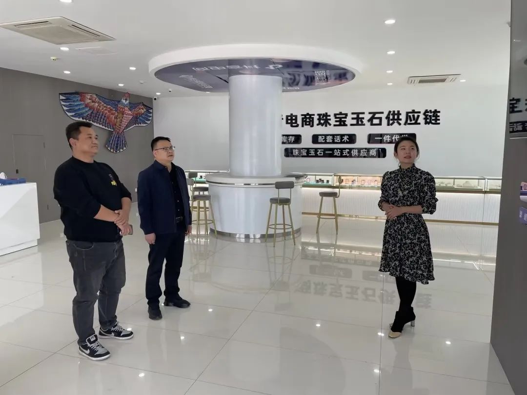 甘肅隴南徽縣副縣長滕小軍一行參觀考察抖音電商珠寶玉石濰坊易谷運營中心