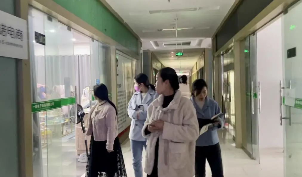 潁泉區總工會蒞臨阜陽臨沂商城（易谷）直播電商基地參觀調研