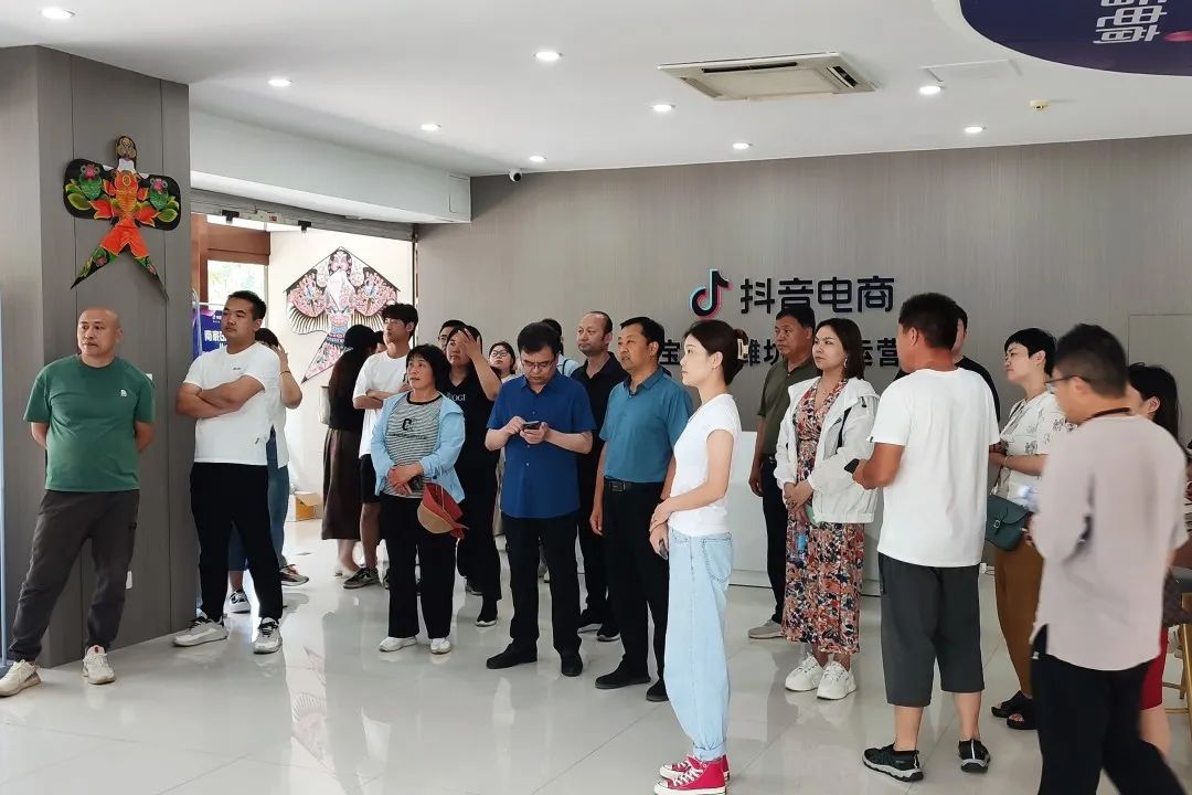 臨朐縣委常委、副縣長郄錫奎帶隊參觀抖音電商珠寶文玩行業濰坊運營中心