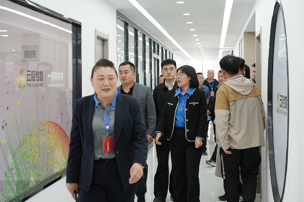 河口區六合街道全體科級干部一行蒞臨河口電商產業園觀摩指導