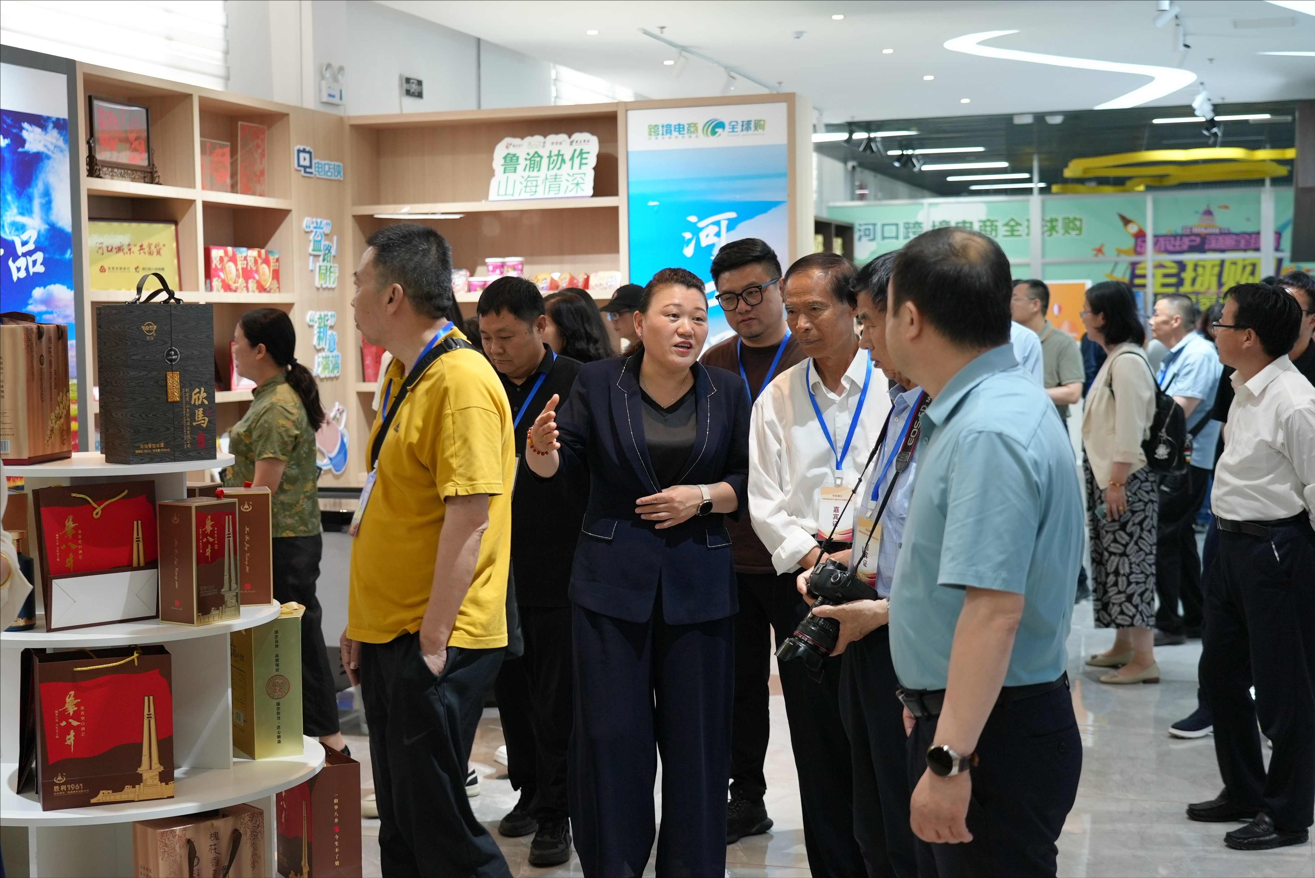 “河目海口”中國作家蒞臨河口電商產業園參觀