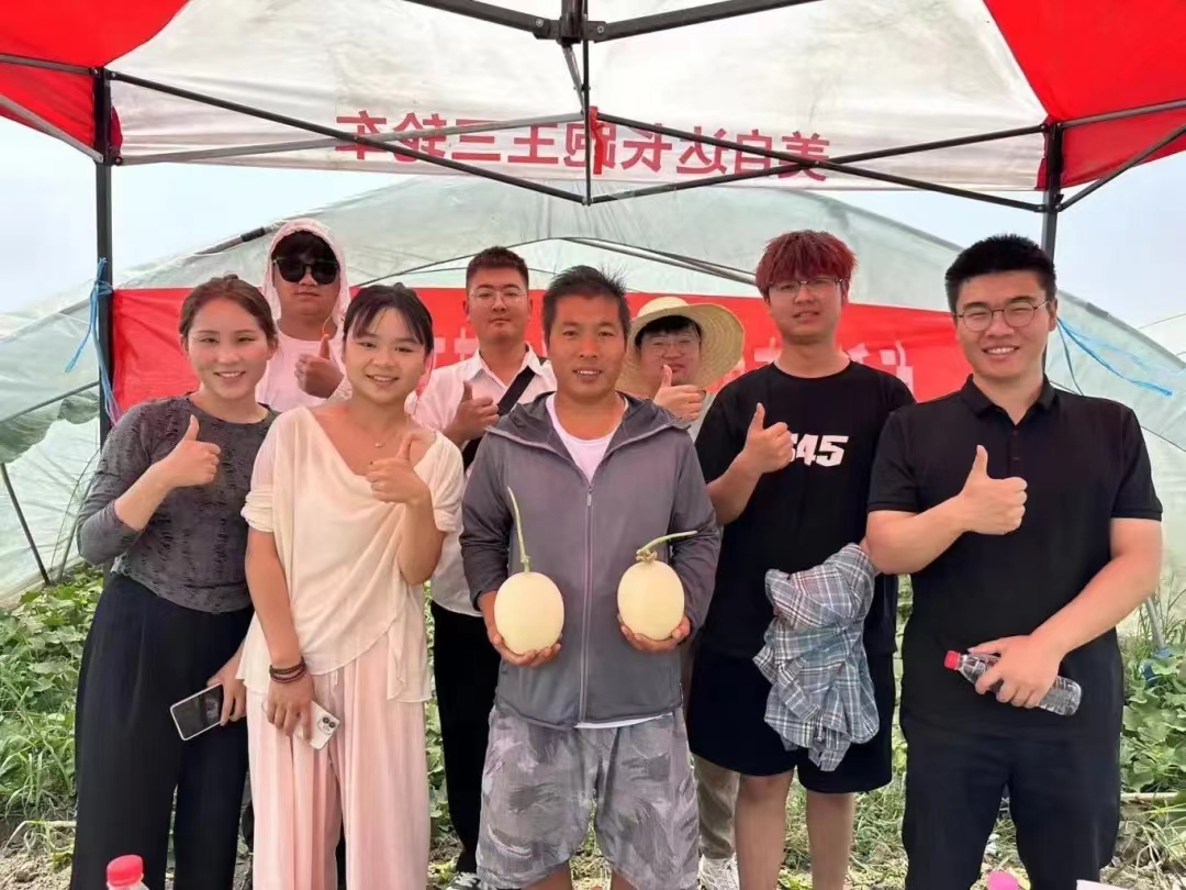 上蔡縣電商基地開展采摘季助農直播活動