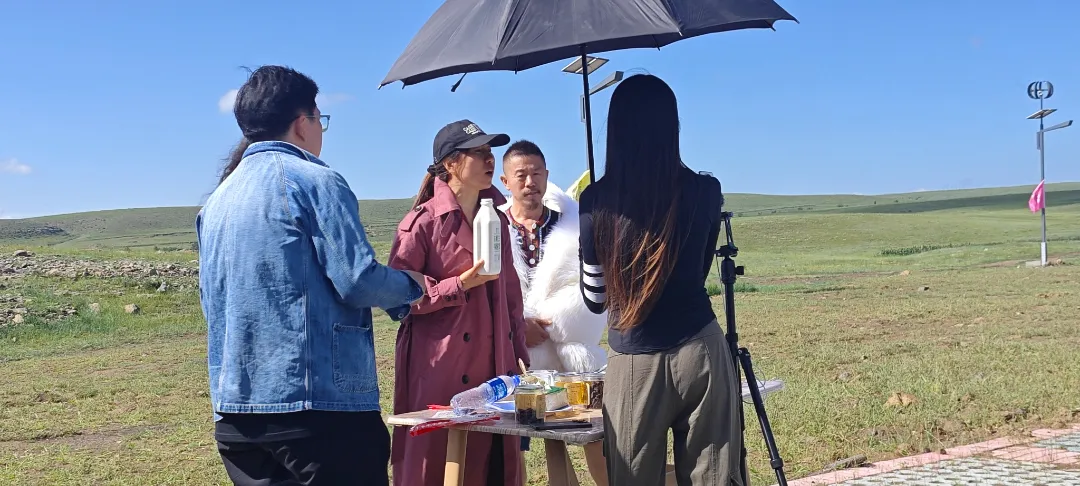 烏蘭察布電商基地邀請快手主播嘟姐團隊、九哥愛美食團隊來內蒙古京西草原溯源直播